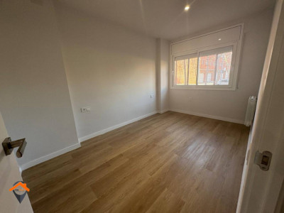 GRAN PISO REFORMADO A ESTRENAR CON BALCON !!