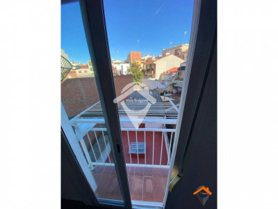 LUMINOSO PISO REFORMADO CON BALCON EN EXCELENTE UBICACION