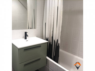 Luminoso piso reformado con balcón en excelente ubicación