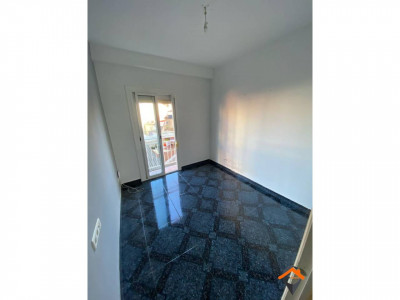 Luminoso piso reformado con balcón en excelente ubicación