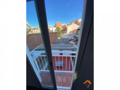Luminoso piso reformado con BALCON en excelente ubicación!!!