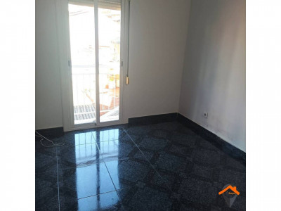 Luminoso piso reformado con balcón en excelente ubicación