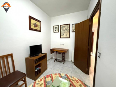 PISO CON BALCÓN, 3 HABITACIONES Y EXCELENTE UBICACIÓN CON TODOS LOS SERVICIOS A PIE DE CALLE!!