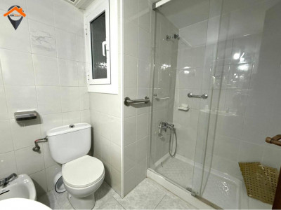 PISO CON BALCÓN, 3 HABITACIONES Y EXCELENTE UBICACIÓN CON TODOS LOS SERVICIOS A PIE DE CALLE!!