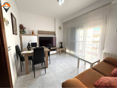 PISO CON BALCÓN, 3 HABITACIONES Y EXCELENTE UBICACIÓN CON TODOS LOS SERVICIOS A PIE DE CALLE!!