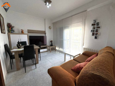 PISO CON BALCÓN, 3 HABITACIONES Y EXCELENTE UBICACIÓN CON TODOS LOS SERVICIOS A PIE DE CALLE!!