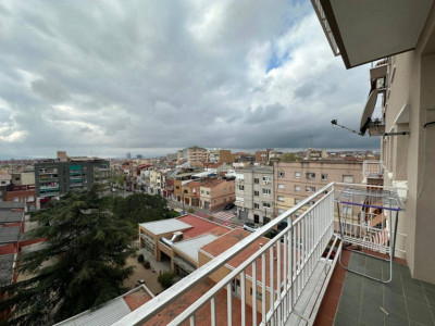 PISO DE 103m² CON 4 HABITACIONES, BALCON Y ASCENSOR!