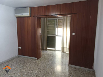PISO DE 76 m² EN BUEN ESTADO, SOLEADO Y CON ASCENSOR