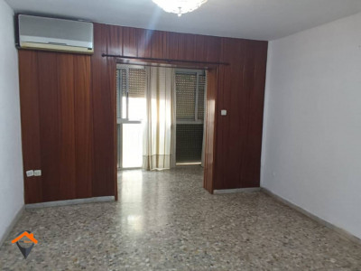 PISO DE 76 m² EN BUEN ESTADO, SOLEADO Y CON ASCENSOR