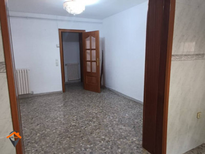 PISO DE 76 m² EN BUEN ESTADO, SOLEADO Y CON ASCENSOR